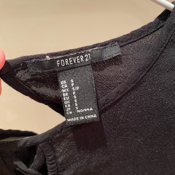 Crisscross front bell sleeve crop top - Picture 2 of 3